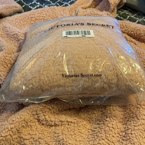 Victoria's Secret - Picture 2 of 4